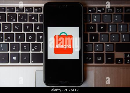 Polen. Oktober 2020. In dieser Abbildung ist ein Allegro-Logo auf einem Smartphone mit einer Laptop-Tastatur im Hintergrund zu sehen. Kredit: Omar Marques/SOPA Images/ZUMA Wire/Alamy Live Nachrichten Stockfoto