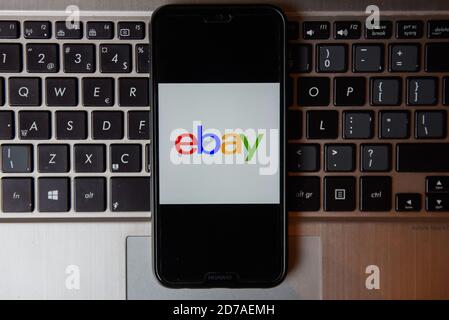 Polen. Oktober 2020. In dieser Abbildung ist ein eBay-Logo auf einem Smartphone mit einer Laptop-Tastatur im Hintergrund zu sehen. Kredit: Omar Marques/SOPA Images/ZUMA Wire/Alamy Live Nachrichten Stockfoto