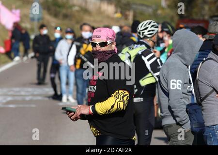 Madonna Di Campiglio, Italien. Oktober 2020. Giro d'Italia 2020 Radtour durch Italien am 21/10/2020 in Madonna di Campiglio, Italien. Etappe 17 zwischen Bassano del Grappa und Madonna di Campiglio. In Action-Fans mit Masken (Foto: Pierre Teyssot/ESPA-Images) Kredit: Europäische Sport-Fotoagentur/Alamy Live News Stockfoto