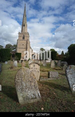 Alte Grabsteine und St Andrews Church Chesterton Cambridge Stockfoto