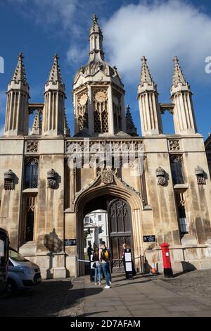 Porters' Lodge, gelegen am Grand Eingang zum Kings College an der King's Parade Cambridge Stockfoto