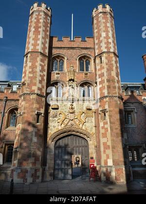 Das große Tor von St. Johns College Cambridge mit Schnitzerei Wappen der Gründerin, Lady Margaret Beaufort. Und Statue von St. John der Evangelist Stockfoto