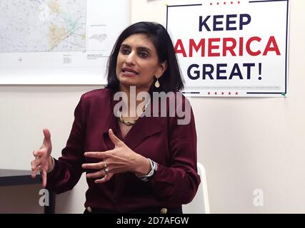 Raleigh, North Carolina, USA. Oktober 2020. SEEMA VERMA, l, Administrator des Centers for Medicare & Medicaid Services for the Trump Administration, spricht während einer ''˜Seniors for Trump' Veranstaltung mit einem Round-Table-Gespräch im Raleigh, NC Trump Victory Field Office. Quelle: Bob Karp/ZUMA Wire/Alamy Live News Stockfoto