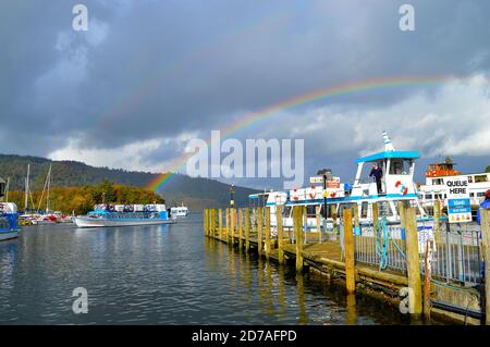 Regenbogen in Bowness-on-Windermere eine Stadt am Ufer des Lake District in Cumbria Stockfoto