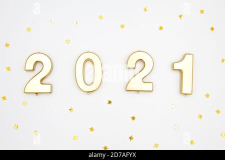 Kreative Weihnachts- und Neujahrskomposition mit Konfetti und 2021 Neujahrszahlen. Flach liegend. Festlicher Kartenstil. Stockfoto