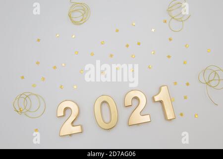 Kreative Weihnachts- und Neujahrskomposition mit Konfetti, goldenen Glitzern und 2021 Nummern. Flach liegend. Stockfoto