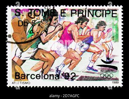 MOSKAU, RUSSLAND - 26. NOVEMBER 2017: Eine in Sao Tome und Principe gedruckte Briefmarke zeigt Running, Olympische Spiele 1992, Barcelona Serie, um 1989 Stockfoto