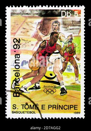 MOSKAU, RUSSLAND - 26. NOVEMBER 2017: Eine in Sao Tome und Principe gedruckte Briefmarke zeigt Basketball, Olympische Spiele 1992, Barcelona Serie, um 1989 Stockfoto