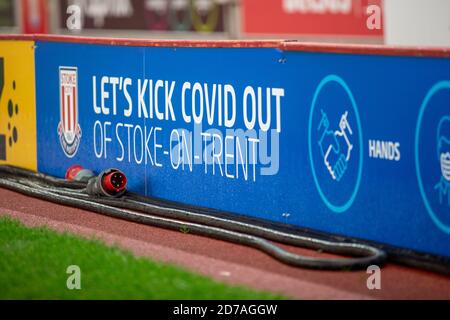 Staffordshire, Großbritannien. Oktober 2020. English Football League Championship Football, Stoke City gegen Barnsley; EIN COVID-Schild im bet365 Stadium Credit: Action Plus Sports Images/Alamy Live News Stockfoto