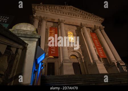 London/UK - 18 Oct 2020: Blick auf die Tate Modern Art Gallery bei Nacht Stockfoto
