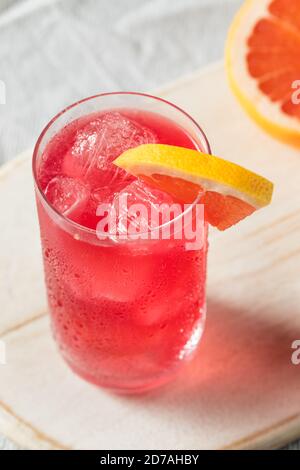 Erfrischender Sea Breeze Cocktail mit Grapefruit und Vodka Stockfoto