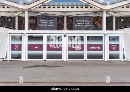 London, Großbritannien. Oktober 2020. West Ham United Logo auf Türen mit den Worten ''˜I'm Forever Blowing Bubbles' auf dem London Stadium, dem Heimstadion des West Ham United Football Club. Quelle: Dave Rushen/SOPA Images/ZUMA Wire/Alamy Live News Stockfoto