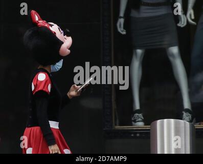 New York, USA. Oktober 2020. New York, Usa. Oktober 2020. Ein Arbeiter, der als Minnie Mouse gekleidet ist, trägt Gesichtsmasken, um die Ausbreitung von COVID-19 am Mittwoch, den 21. Oktober 2020, auf dem Times Square in New York City zu verhindern. In letzter Zeit haben einige Viertel in Brooklyn und Queens einen leichten Anstieg der Coronavirus-Fälle erlebt. Foto von John Angelillo/UPI Kredit: UPI/Alamy Live Nachrichten Kredit: UPI/Alamy Live Nachrichten Stockfoto