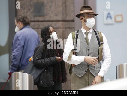 New York, USA. Oktober 2020. Fußgänger tragen Gesichtsmasken, um die Ausbreitung von COVID-19 am Mittwoch, den 21. Oktober 2020, auf dem Times Square in New York City zu verhindern. In letzter Zeit haben einige Viertel in Brooklyn und Queens einen leichten Anstieg der Coronavirus-Fälle erlebt. Foto von John Angelillo/UPI Kredit: UPI/Alamy Live Nachrichten Stockfoto