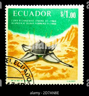 MOSKAU, RUSSLAND - 26. NOVEMBER 2017: Eine in Ecuador gedruckte Marke zeigt Welterfolg in der Weltraumkooperation - Luna 9, Space Serie, um 1966 Stockfoto