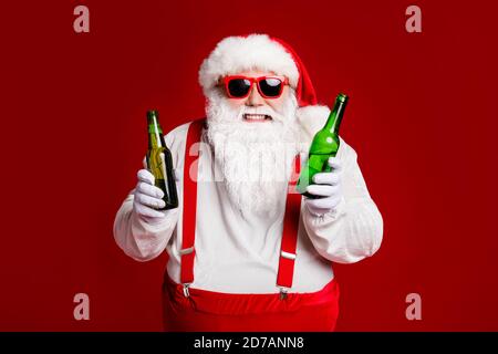 Porträt seiner er attraktiv fröhlich lustig lustig fetten weißhaarigen Santa hält in der Hand Bierflaschen laden festal Veranstaltung isoliert Strahlend lebendig Stockfoto