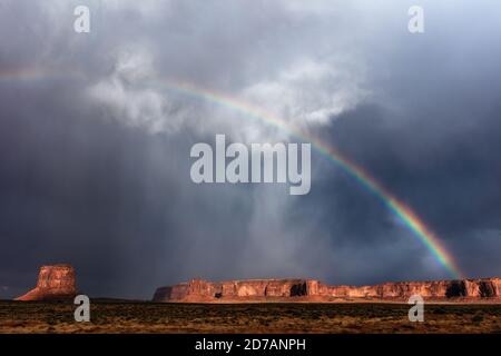 Malerische Landschaft mit Sturm und Regenbogen über Monument Valley, Arizona, USA Stockfoto