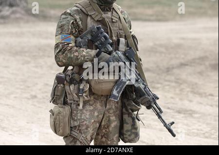 Soldat mit Maschinengewehr und Flagge der Demokratischen Republik Kongo auf Militäruniform. Collage. Stockfoto