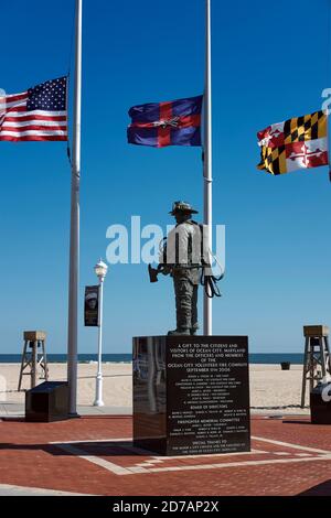 Eine Gedenkstatue auf der Promenade in Ocean City, MD, ehrt Feuerwehrleute, die während des Terroranschlags vom 11. September 2001 gefallen sind. Stockfoto