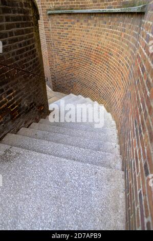 Blick auf eine verwinkelte Straße Stufen nach rechts in einer Gasse. Stockfoto