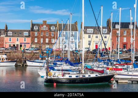 Kleine Boote und Yachten in Arbroath Marina, Angus, Schottland, Vereinigtes Königreich Stockfoto