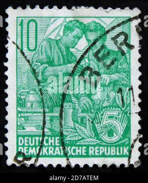 MOSKAU, RUSSLAND - 2. APRIL 2017: Eine Briefmarke, die in der DDR (Deutschland) gedruckt wurde, zeigt zwei Arbeiter in der Fabrik, um 1953 Stockfoto