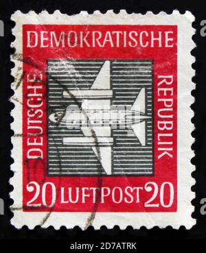 MOSKAU, RUSSLAND - 2. APRIL 2017: Eine Briefmarke aus der 'Airmail'-Ausgabe zeigt Flugzeuge, um 1957 Stockfoto