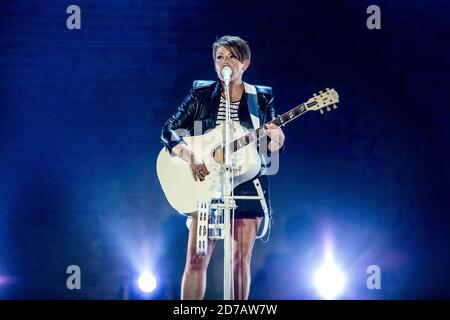 Horsens, Dänemark. April 2016. Die amerikanische Countryband Dixie Chicks gibt ein Live-Konzert im Forum Horsens in Horsens. Die texanische Band besteht aus den drei Musikern und Sängern Emily Robison, Martie Maguire und Natalie Maines (im Bild). (Foto: Gonzales Photo - Lasse Lagoni). Stockfoto