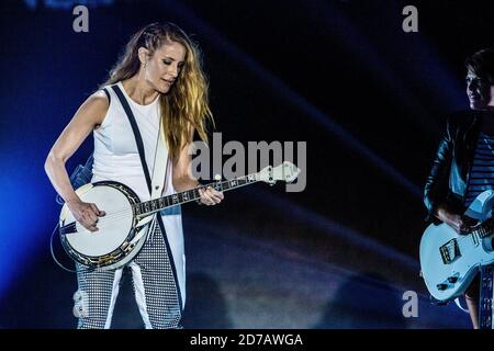 Horsens, Dänemark. April 2016. Die amerikanische Countryband Dixie Chicks gibt ein Live-Konzert im Forum Horsens in Horsens. Die texanische Band besteht aus den drei Musikern und Sängern Emily Robison (im Bild), Martie Maguire und Natalie Maines. (Foto: Gonzales Photo - Lasse Lagoni). Stockfoto