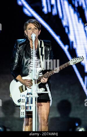 Horsens, Dänemark. April 2016. Die amerikanische Countryband Dixie Chicks gibt ein Live-Konzert im Forum Horsens in Horsens. Die texanische Band besteht aus den drei Musikern und Sängern Emily Robison, Martie Maguire und Natalie Maines (im Bild). (Foto: Gonzales Photo - Lasse Lagoni). Stockfoto