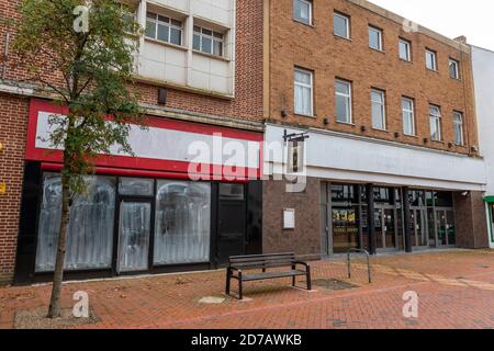 Shoppen Sie in der Nähe auf einer leeren verlassenen Straße im Stadtzentrum von Rugby, warwickshire während des covid 19 Pandemie-Ausbruchs. Stockfoto