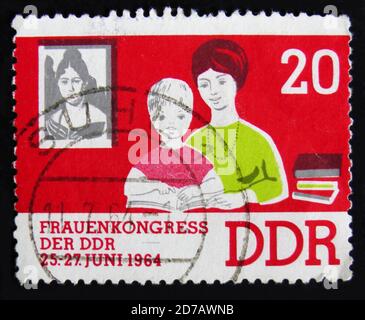 MOSKAU, RUSSLAND - 2. APRIL 2017: Eine Briefmarke aus der DDR zeigt Frau als Erzieterin und Porträt von Jenny Marx, Frauenkongress der DDR Stockfoto