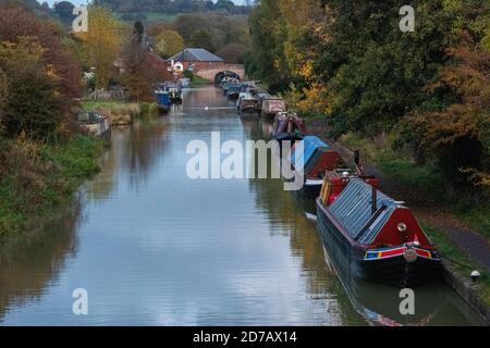 kanal und schmale Boote auf dem Grand Union Kanal im Herbst bei Braunston in der Nähe von daventry in northamptonshire. Stockfoto