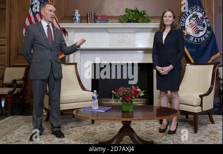 Washington, Usa. Oktober 2020. Richterin Amy Coney Barrett, Präsidentschaftskandidat Donald Trumps für den Obersten Gerichtshof der Vereinigten Staaten, posiert für ein Foto mit dem US-amerikanischen Senator James Lankford (R-OK) auf dem Capitol Hill in Washington, DC am 21. Oktober 2020. Der Senat will am 26. Oktober 2020 abstimmen, um Richter Amy Coney Barrett vor dem Obersten Gerichtshof zu bestätigen. Foto von Leigh Vogel/UPI Credit: UPI/Alamy Live News Stockfoto