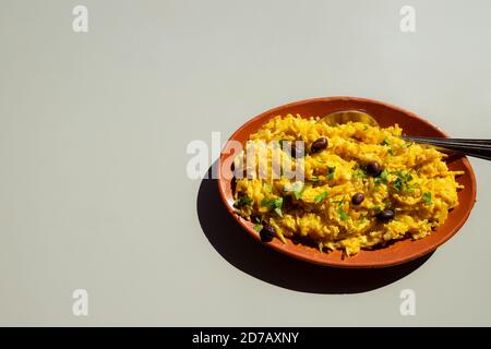 Traditionelles portugiesisches Gericht Bacalhau a Bras oder Bacalhau Dourado, ein Rezept für zerfetzten Kabeljau mit Rührei und Bratkartoffeln. Mit Kopierbereich. Stockfoto