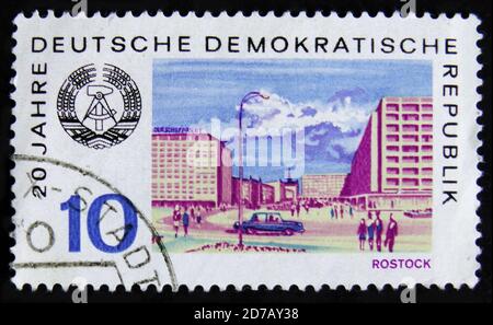 MOSKAU, RUSSLAND - 2. APRIL 2017: Eine Briefmarke, gedruckt in der DDR zu Ehren des 10. Jahrestages der DDR, zeigt den Rostocker Platz, um 1969 Stockfoto