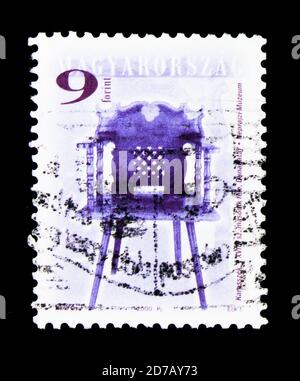 MOSKAU, RUSSLAND - 26. NOVEMBER 2017: Eine in Ungarn gedruckte Briefmarke zeigt Stuhl aus dem 18. Jahrhundert von Dunapataj, Antike Möbelserie, um 2000 Stockfoto