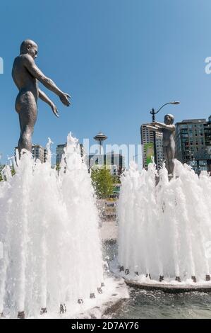 Vater und Sohn Skulptur in einem Brunnen in Belltown, Seattle, Washington Stockfoto