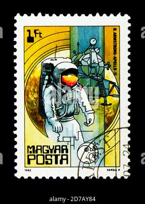 MOSKAU, RUSSLAND - 26. NOVEMBER 2017: Eine in Ungarn gedruckte Briefmarke zeigt Armstrong, Apollo 11, 1969, Space Research Serie, um 1982 Stockfoto