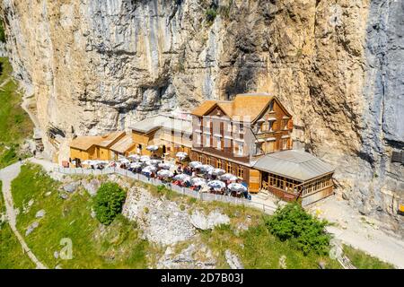 Fantastische Luftaufnahme von Ebenalp, Gästehaus Aescher - Wildkirchli unter der Ascher Klippe, Ebenalp, Appenzell, Schweiz Stockfoto