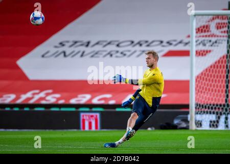 Staffordshire, Großbritannien. Oktober 2020. English Football League Championship Football, Stoke City gegen Barnsley; Torwart Adam Davies von Stoke City beim Aufwärmen Credit: Action Plus Sports Images/Alamy Live News Stockfoto