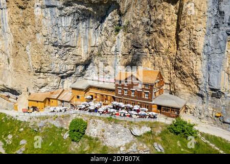 Fantastische Luftaufnahme von Ebenalp, Gästehaus Aescher - Wildkirchli unter der Ascher Klippe, Ebenalp, Appenzell, Schweiz Stockfoto