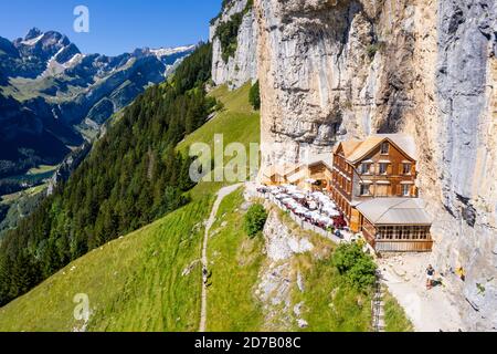 Fantastische Luftaufnahme von Ebenalp, Gästehaus Aescher - Wildkirchli unter der Ascher Klippe, Ebenalp, Appenzell, Schweiz Stockfoto