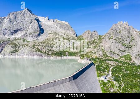 Staudamm des Stausees Albigna bei Dorf Vicosoprano, Bergell, Schweiz. Stockfoto