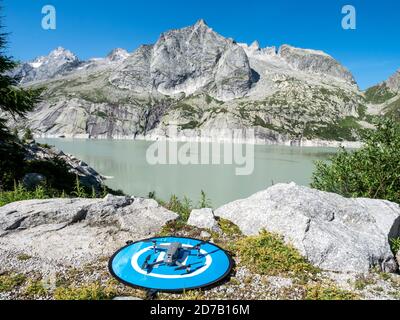 Staudamm des Stausees Albigna bei Dorf Vicosoprano, Bergell, Schweiz. Stockfoto