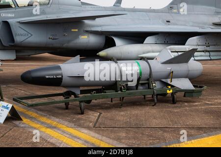 FAIRFORD / VEREINIGTES KÖNIGREICH - 13. JULI 2018: Schwedische Luftwaffe SAAB JAS 39C Gripen 39293 Kampfjet und RBS-15 Raketen statische Anzeige bei RIAT Royal Int Stockfoto