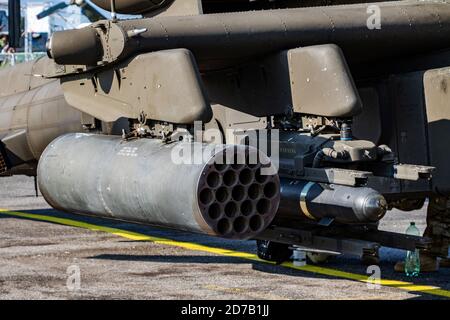 Sliac / Slowakei - 3. August 2019: Vereinigte Staaten US Army Boeing AH-64E Apache Guardian 17-03147 Angriff Hubschrauber Waffen, Hydra Raketenwerfer und H Stockfoto