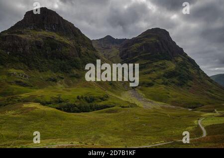 Berglandschaft im Glen Coe mit dunklen Wolken über den Gipfeln, Highland, Schottland Stockfoto