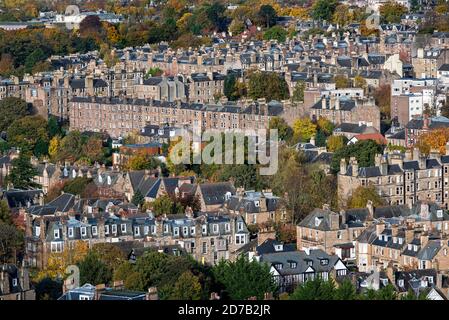 Blick auf Wohnhäuser in South Edinburgh von Blackford Hill. Stockfoto