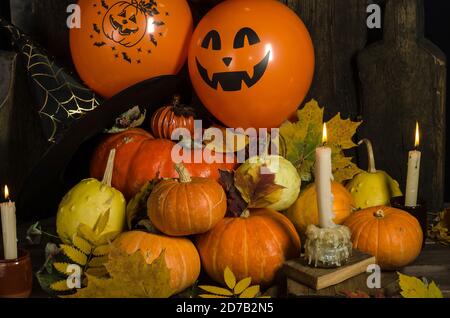 Halloween Komposition, Kürbisse und Ballons auf schwarzem Hintergrund. Halloween Heimtextilien Stockfoto